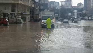 Mardin’de yarım saatlik sağanakta cadde ve sokaklar göle döndü