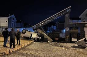 Takla atan otomobil, sitenin girişindeki beton bloğa çarptı: 1 yaralı