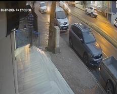 Otomobilin araçlara çarpıp, markete girdiği kaza kamerada
