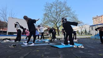 Egzersizin önemine dikkat çekmek için meydanda pilates ve yoga yaptılar