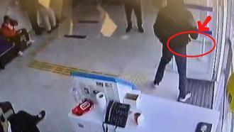 Satırla banka soymaya çalışan kar maskeli şüpheli, kaçarken yakalandı