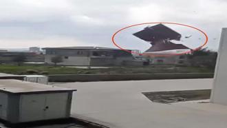 Kuvvetli rüzgar evin çatısını uçurdu; o anlar kamerada