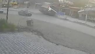 Hafriyat kamyonunun devrildiği kaza güvenlik kamerasına yansıdı
