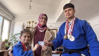 Annelerinin antrenmana götürmek için ehliyet aldığı judocu kardeşler, şampiyon oldu