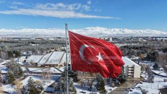 Erzurum ve Kars'ta kar yağışı; 73 kırsal mahalle yolu kapandı