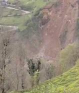 Rize'de yamaçtan kopan kaya, dereye yuvarlandı; o anlar kamerada