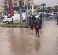 Cizre’de sağanak; cadde ve sokaklar göle döndü