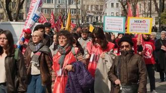 Özel İtalyan Lisesi öğretmenleri İstanbul İl Milli Eğitim Müdürlüğü'nün önünde eylem düzenledi
