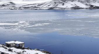 Çıldır Gölü'nde çözülme başladı