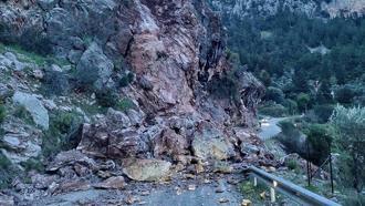 Fethiye'de yamaçtan düşen kaya parçaları yolu kapattı