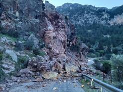 Fethiye'de yamaçtan düşen kaya parçaları yolu kapattı