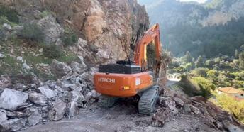 Fethiye'de yamaçtan düşen kaya parçaları yolu kapattı (2)