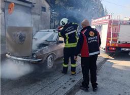 Seyir halindeki otomobil alev aldı