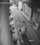 Fatih’te restoranın önündeki içecek kasalarını el arabasıyla çaldılar