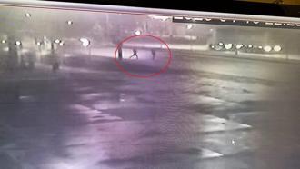 Yola düşen telefonunu almak isterken otomobilin çarptı