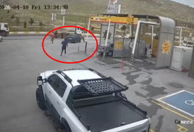 El freni çekilmeyince hareket eden otomobili çevredekiler durdurdu; o anlar kamerada