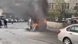Ataşehir'de hafif ticari araç alev alev yandı
