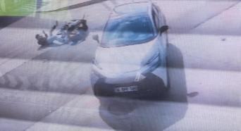 Otomobile arkadan çarpan motosikletteki 2 kişinin yaralandığı kaza kamerada