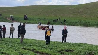 Traktörle dereden geçerken mahsur kalan 3 kişi kurtarıldı