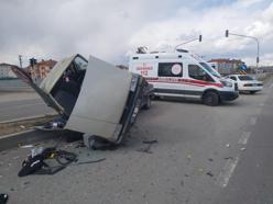 Ankara'da 2 otomobil kavşakta çarpıştı: 3 yaralı