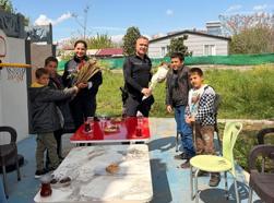 Özel öğrencilerden polislere çiçekli teşekkür