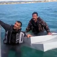 Su alan teknedeki 3 kişiyi, balıkçılar kurtardı