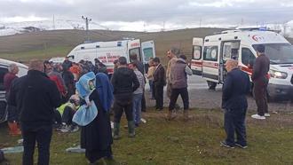 Van'da dağcıları taşıyan minibüs takla attı; 13 yaralı