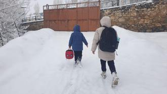 Van'da kar yağışı; 93 yerleşim yeri ulaşıma kapandı