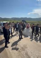 Davul zurnayla köprüden geçen gelin damat ilgi odağı oldu