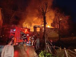 Tek katlı ev alev alev yandı