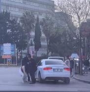 Tartıştıkları kadını otomobilden indirip bıraktılar; o anlar kamerada