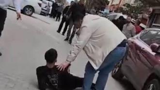 Sultangazi'de mesajla tehdit ettikleri kişiye silahlı saldırı düzenleyen şüpheliler kaçtı