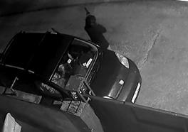 Kasklı şüphelinin pompalı tüfekle eve ateş açtığı anlar kamerada