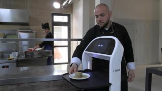 Edirne’de üniversitenin sosyal tesislerinde robot garson dönemi