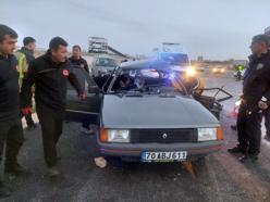 Kamyonetle çarpışan otomobildeki karı-koca sıkıştı, itfaiye kurtardı