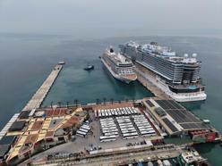 Kuşadası'na 2 kruvaziyerle 5 bin 297 turist geldi