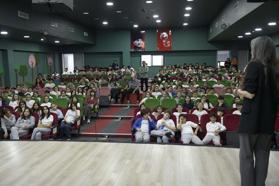 Kuşadası'nda öğrencilere 'sosyal projeler ve girişimcilik' semineri