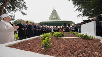 8'inci Cumhurbaşkanı Turgut Özal mezarı başında anıldı