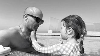 İngiliz oyuncu Jason Statham’dan sonsuzluk havuzunda poz