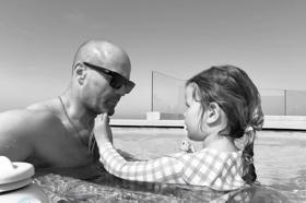 İngiliz oyuncu Jason Statham’dan sonsuzluk havuzunda poz