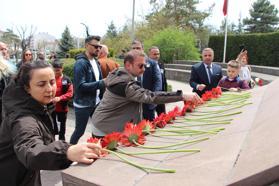 Kahramanmaraş’taki saldırıda ölenler için Bolu'da Atatürk Anıtı'na karanfil bıraktılar