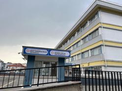 Ayser Çalık Ortaokulu'nun tabelası, yeni binaya asıldı
