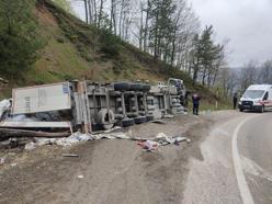 Freni boşalan TIR yamaca çarpıp, devrildi; sürücü yaralandı