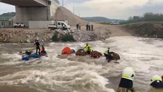 İşçilerini taşıyan traktör dereden geçerken devrildi: 10 işçi vinç yardımıyla kurtarıldı