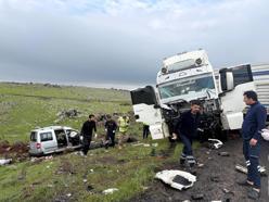 Siverek’te TIR ile hafif ticari araç çarpıştı: 2 ölü, 1 yaralı
