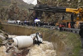 Dereye yuvarlanan beton mikserinin şoförü kayboldu