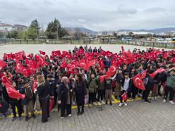 Malatya'da öğrenciler Türk bayrağı, öğretmenler karanfil ile karşılandı