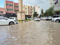 Kızıltepe’de sağanak; yollar göle döndü