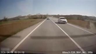 Çatalca’da hatalı sollama yapan otomobil şarampole yuvarlandı: 2 yaralı