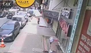 Gaziosmanpaşa’da takmaya çalıştığı tabelayla kaldırımda bekleyen kişinin üzerine düştü